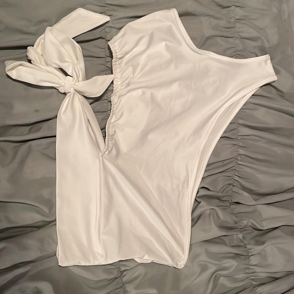 One Shoulder Crop Top - Picture 3 of 4